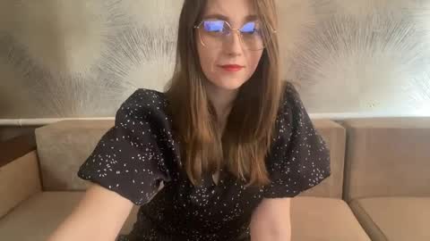 lunafeather online show from April 1, 2026, 4:24 am