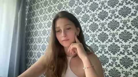 Snapshot of lunafeather chatting on June 17, 2026, 8:39 am lunafeather online show from June 17, 2026, 8:39 am