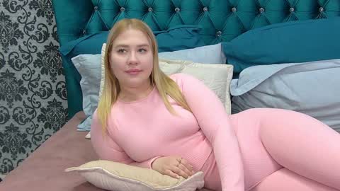 LunaHouston online show from January 31, 2025, 2:04 am