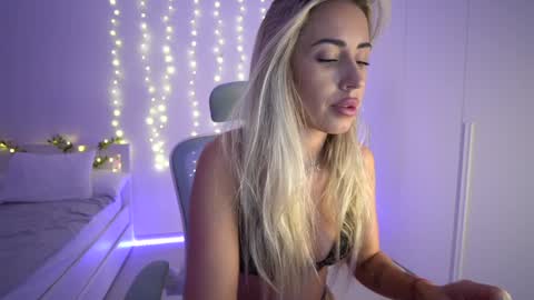 Snapshot of lunaink_ chatting on December 8, 2024, 5:07 am Laura online show from December 8, 2024, 5:07 am