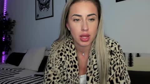 Snapshot of lunaink_ chatting on February 5, 2025, 10:33 pm Laura online show from February 5, 2025, 10:33 pm