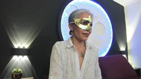 lunamisteriosa_ online show from November 26, 2025, 11:44 am