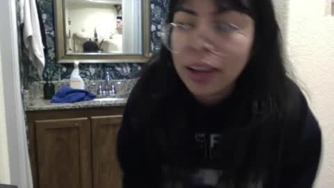 Snapshot of lunamivida chatting on December 4, 2024, 6:44 am karazorel online show from December 4, 2024, 6:44 am