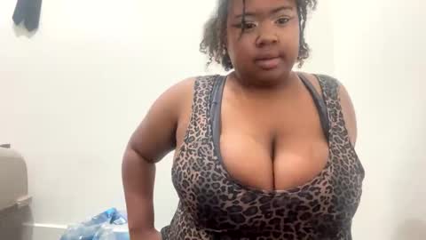 lunamoth00 online show from January 13, 2026, 1:05 pm