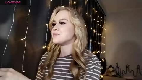 lunapeony online show from December 16, 2025, 6:51 am