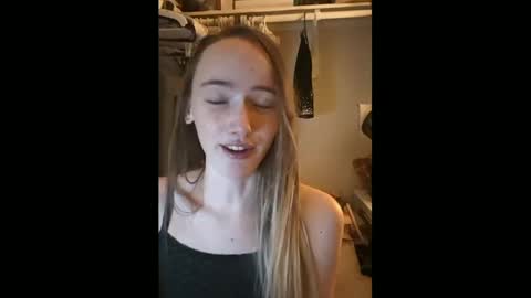 lunapixie2020 online show from January 18, 2025, 10:39 am