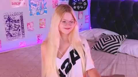 Snapshot of lunariafox chatting on July 28, 2026, 4:39 pm lunariafox online show from July 28, 2026, 4:39 pm