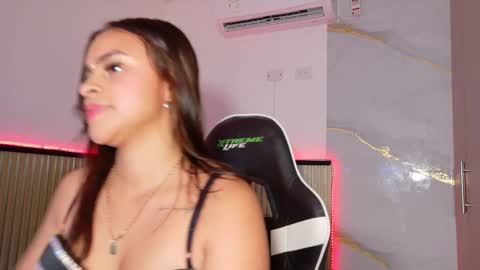 lunataylorr online show from October 10, 2025, 12:26 pm