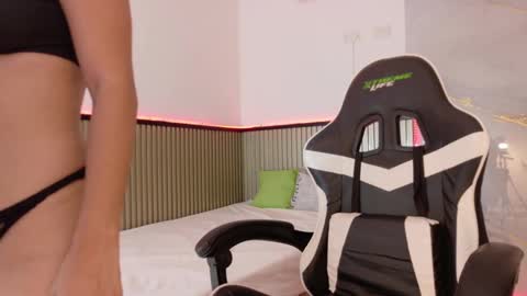 lunataylorr online show from October 18, 2025, 12:06 pm