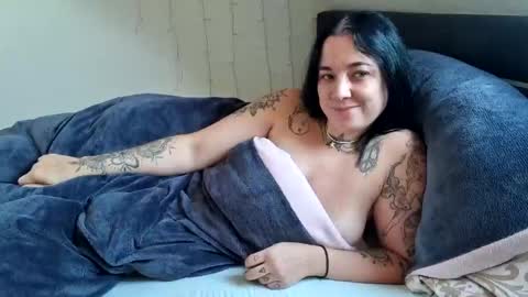 Snapshot of lunaticminx chatting on December 16, 2024, 11:33 am Luna  powered by bitch dust online show from December 16, 2024, 11:33 am