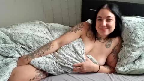 Snapshot of lunaticminx chatting on December 24, 2024, 11:28 am Luna  powered by bitch dust online show from December 24, 2024, 11:28 am