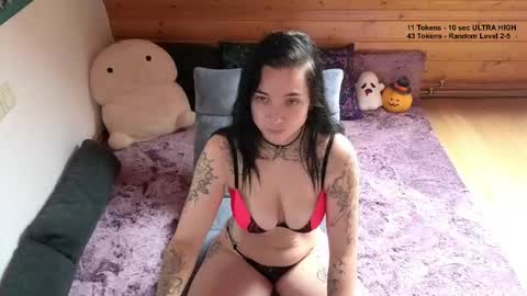 Snapshot of lunaticminx chatting on October 17, 2025, 12:30 pm Luna  powered by bitch dust online show from October 17, 2025, 12:30 pm