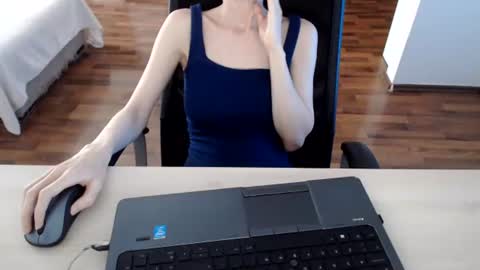 Snapshot of lunavibe_ chatting on June 18, 2026, 11:47 am lunavibe_ online show from June 18, 2026, 11:47 am
