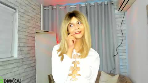 Snapshot of lune_fallenstar chatting on June 20, 2026, 10:07 am Lune FallenStar online show from June 20, 2026, 10:07 am