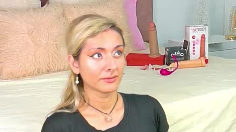 lunitadiva online show from November 25, 2025, 1:22 pm