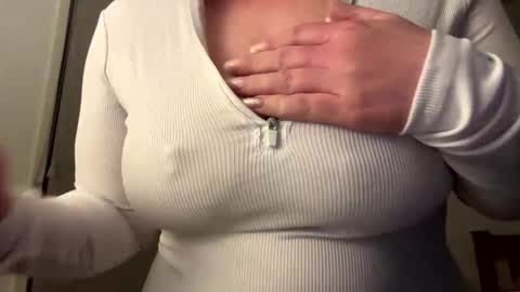 lustytits85 online show from September 28, 2025, 1:05 pm