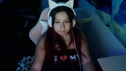 Snapshot of luvvespie chatting on November 26, 2025, 9:43 am luvvespie online show from November 26, 2025, 9:43 am