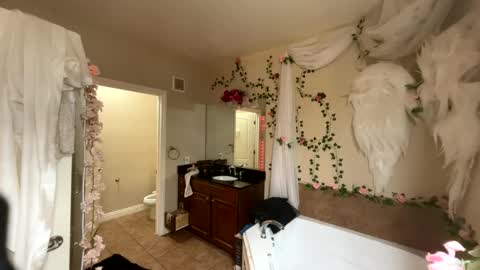 luvvlee online show from March 4, 2026, 5:46 am