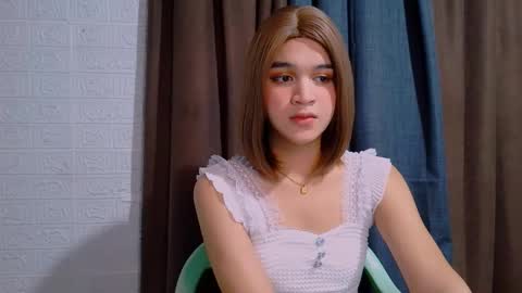 queen lux online show from February 17, 2026, 5:15 am