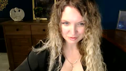 Snapshot of luxdonna chatting on June 6, 2026, 6:40 am Donna online show from June 6, 2026, 6:40 am