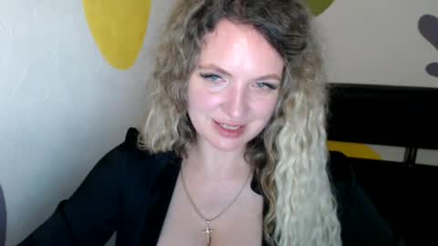 Snapshot of luxdonna chatting on June 13, 2026, 7:01 pm Donna online show from June 13, 2026, 7:01 pm