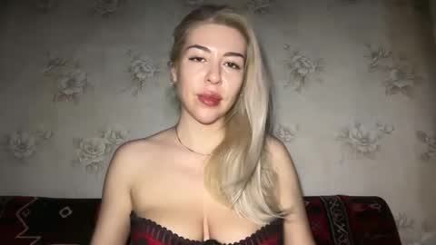 LuxSonyaStar online show from May 6, 2026, 8:25 pm
