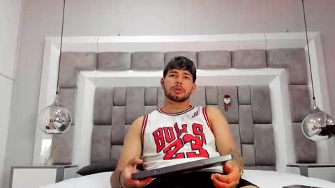 lyam_saenz online show from November 19, 2025, 9:15 pm