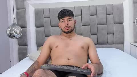 lyam_saenz online show from November 25, 2025, 9:59 pm