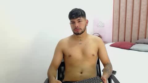 lyam_saenz online show from November 28, 2025, 8:11 pm