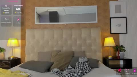 Lyan online show from November 14, 2025, 7:45 pm