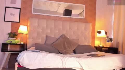 Lyan online show from December 2, 2025, 7:42 pm