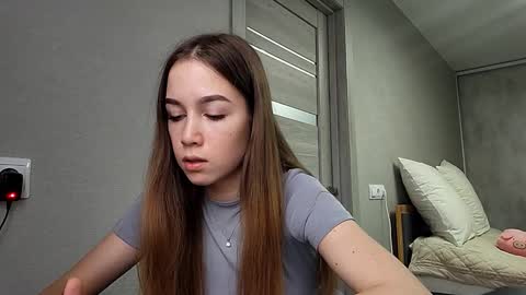 Mia online show from December 20, 2025, 4:30 am