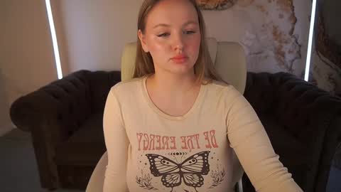 lylanimfa online show from December 6, 2024, 11:11 am