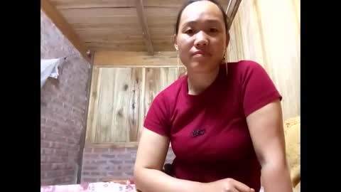 lyn_eva online show from May 13, 2026, 10:23 am