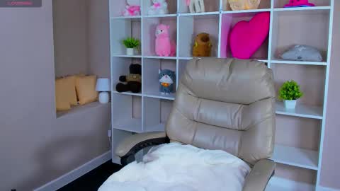 Lynn online show from September 25, 2025, 1:20 am