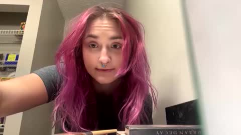 Lynn  online show from December 18, 2025, 1:33 am