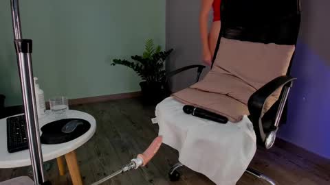 lynnsam_ online show from February 5, 2025, 4:59 am