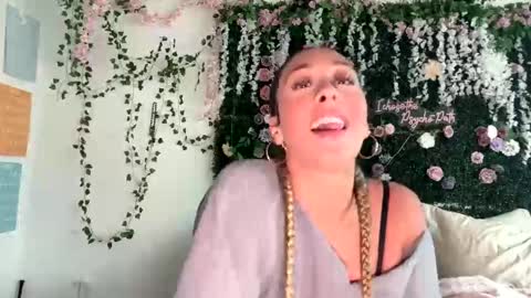 Snapshot of lyracovee chatting on June 3, 2026, 1:19 am Lyra online show from June 3, 2026, 1:19 am