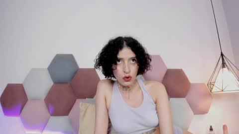 Lyravendrell online show from April 9, 2026, 6:19 am