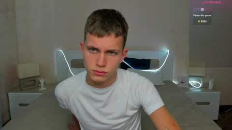 Snapshot of m0neyken_ chatting on July 8, 2026, 7:13 am m0neyken_ online show from July 8, 2026, 7:13 am