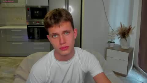 Snapshot of m0neyken_ chatting on August 4, 2026, 2:15 am m0neyken_ online show from August 4, 2026, 2:15 am
