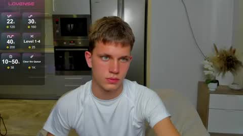 Snapshot of m0neyken_ chatting on August 6, 2026, 3:19 am m0neyken_ online show from August 6, 2026, 3:19 am
