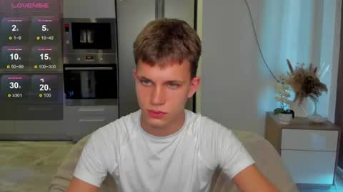 Snapshot of m0neyken_ chatting on August 7, 2026, 2:13 am m0neyken_ online show from August 7, 2026, 2:13 am