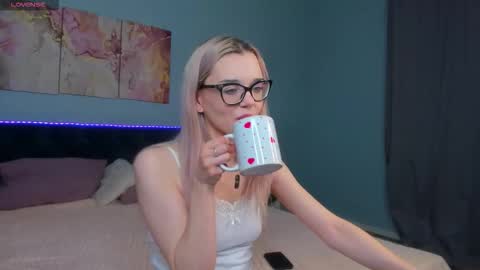 Snapshot of m1m1_angels chatting on March 4, 2026, 1:11 am Mimi GTM1 0200am-0945am Mon Tue Wed Thu Fri online show from March 4, 2026, 1:11 am