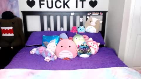 Mackenzie Wolfe online show from November 6, 2025, 4:24 am