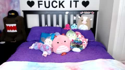 Mackenzie Wolfe online show from November 29, 2025, 3:31 am