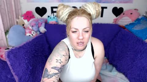 Mackenzie Wolfe online show from April 17, 2026, 4:37 am