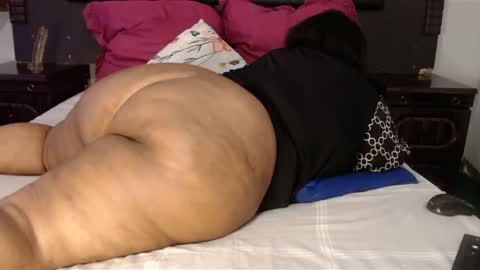 Snapshot of madamzee chatting on December 8, 2024, 9:02 am madamzee online show from December 8, 2024, 9:02 am