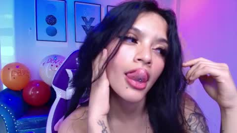 maddie_t18 online show from May 16, 2026, 11:36 pm