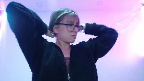 Snapshot of maddy_14 chatting on December 16, 2025, 8:58 pm Maddy UwU online show from December 16, 2025, 8:58 pm